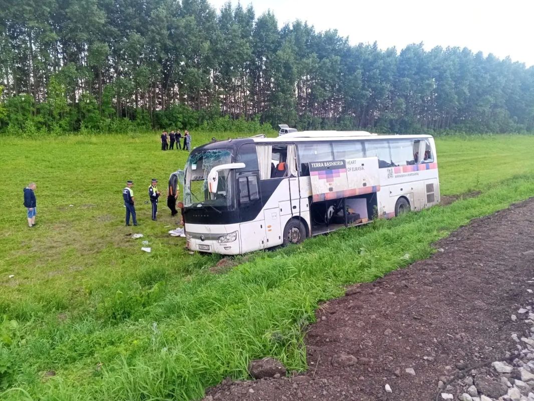 В Татарстане опрокинулся пассажирский автобус — пострадали 15 человек В Татарстане опрокинулся пассажирский автобус — пострадали 15 человек