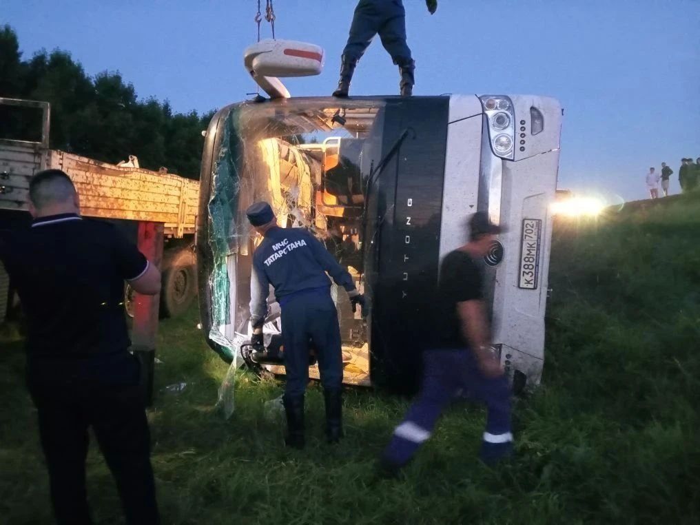 В Черемшанском районе пассажирский междугородний автобус съехал в кувет и перевернулся В Черемшанском районе пассажирский междугородний автобус съехал в кувет и перевернулся