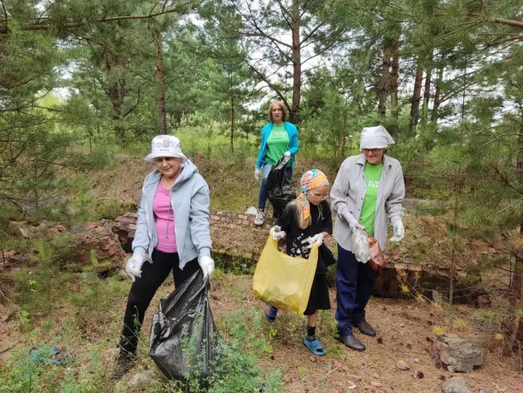 Активисты группы «Твори добро» обнаружили стихийную свалку в лесном массиве недалеко от лагеря «Чайка» Активисты группы «Твори добро» обнаружили стихийную свалку в лесном массиве недалеко от лагеря «Чайка»