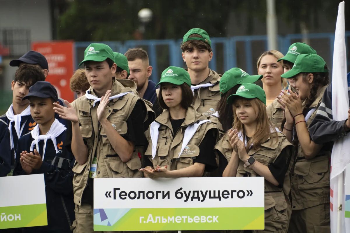 Раис Татарстана Рустам Минниханов поприветствовал участников XII Республиканской открытой полевой олимпиады юных геологов Раис Татарстана Рустам Минниханов поприветствовал участников XII Республиканской открытой полевой олимпиады юных геологов