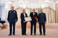Рустам Минниханов вручил Золотую Звезду родителям Героя России из Татарстана