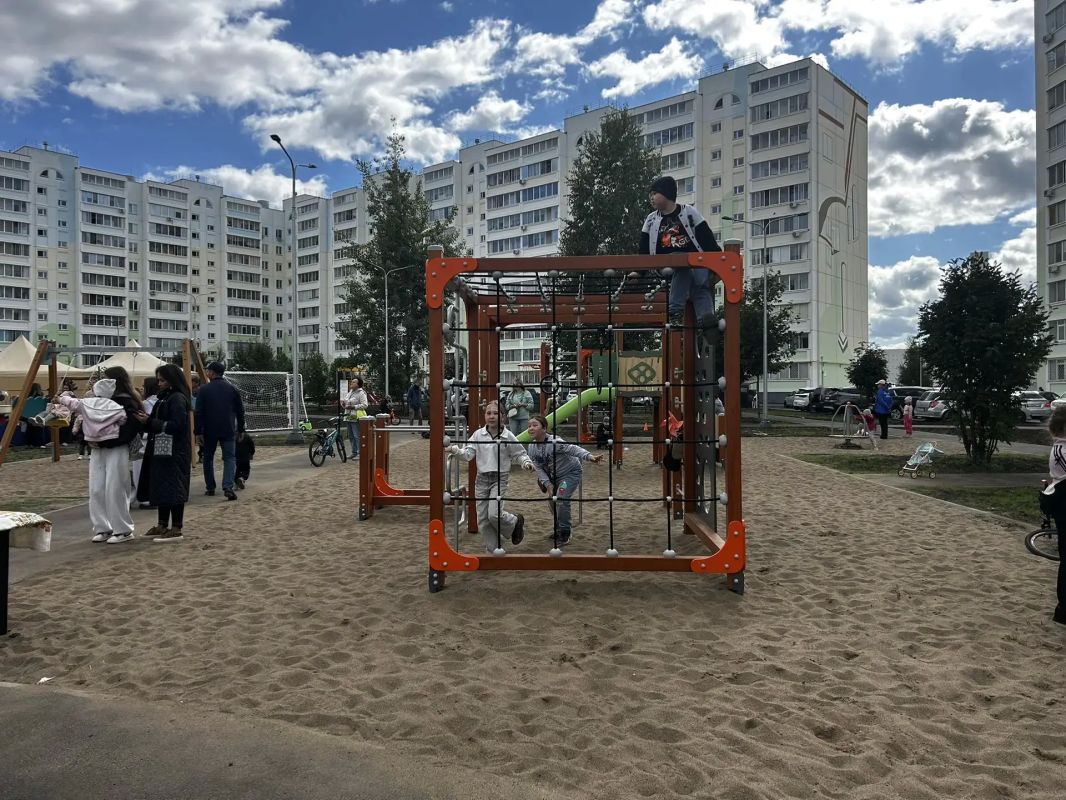 В День республики открыли обновленный двор домов №№ 4 и 6 на улице Гайнуллина В День республики открыли обновленный двор домов №№ 4 и 6 на улице Гайнуллина