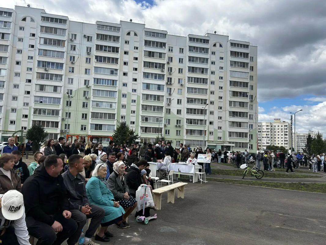 В День республики открыли обновленный двор домов №№ 4 и 6 на улице Гайнуллина В День республики открыли обновленный двор домов №№ 4 и 6 на улице Гайнуллина