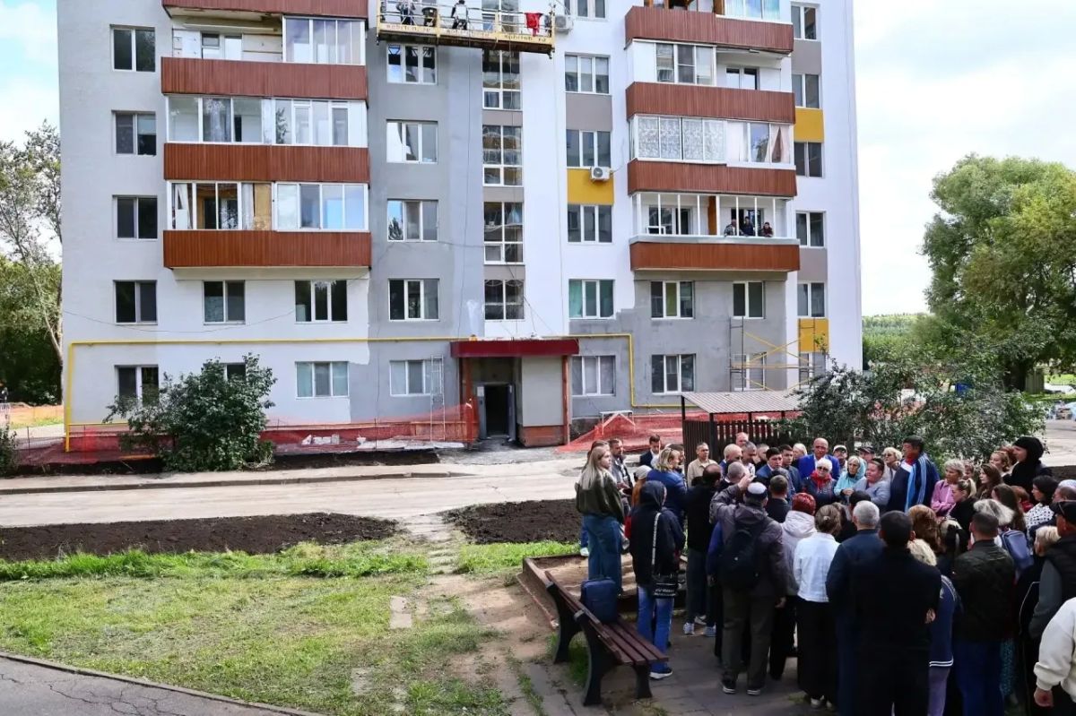 Сегодня жители дома на улице Чабьинской в Нижнекамске вернулись в свои квартиры Сегодня жители дома на улице Чабьинской в Нижнекамске вернулись в свои квартиры
