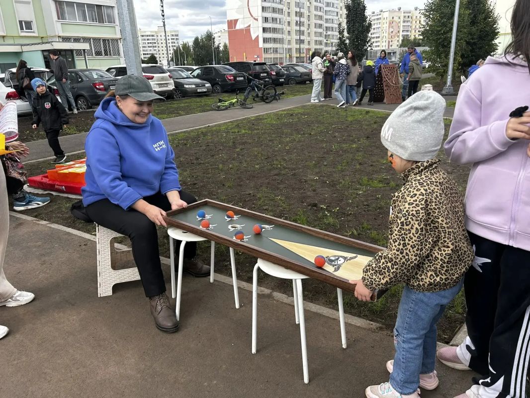 В День республики открыли обновленный двор домов №№ 4 и 6 на улице Гайнуллина В День республики открыли обновленный двор домов №№ 4 и 6 на улице Гайнуллина