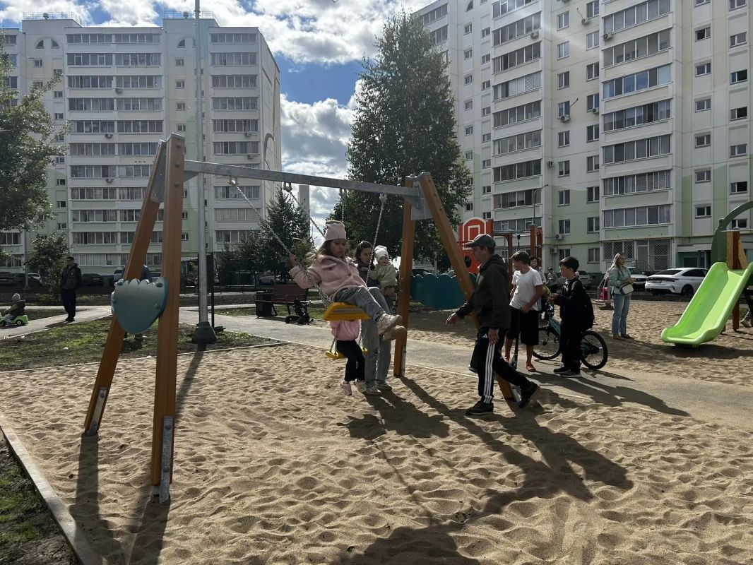 В День республики открыли обновленный двор домов №№ 4 и 6 на улице Гайнуллина В День республики открыли обновленный двор домов №№ 4 и 6 на улице Гайнуллина