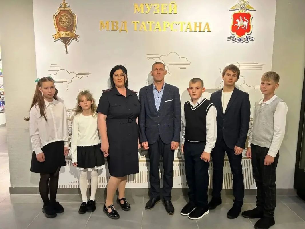 31 сентября 2026 года в преддверии «Дня знаний» в рамках акции «Помоги пойти учиться» министр внутренних дел Республики Татарстан генерал-лейтенант полиции Дамир Сатретдинов встретился с семьей многодетной сотрудницы полиции 31 сентября 2026 года в преддверии «Дня знаний» в рамках акции «Помоги пойти учиться» министр внутренних дел Республики Татарстан генерал-лейтенант полиции Дамир Сатретдинов встретился с семьей многодетной сотрудницы полиции