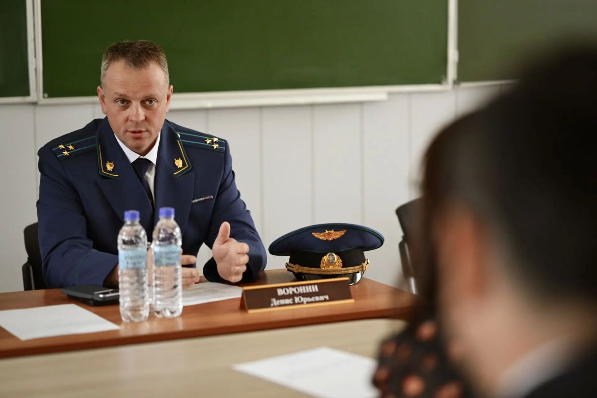 Начальник управления Генеральной прокуратуры Российской Федерации по Приволжскому федеральному округу принял участие в торжественной линейке, посвященной Дню знаний, в гимназии № 3 г. Казани Начальник управления Генеральной прокуратуры Российской Федерации по Приволжскому федеральному округу принял участие в торжественной линейке, посвященной Дню знаний, в гимназии № 3 г. Казани