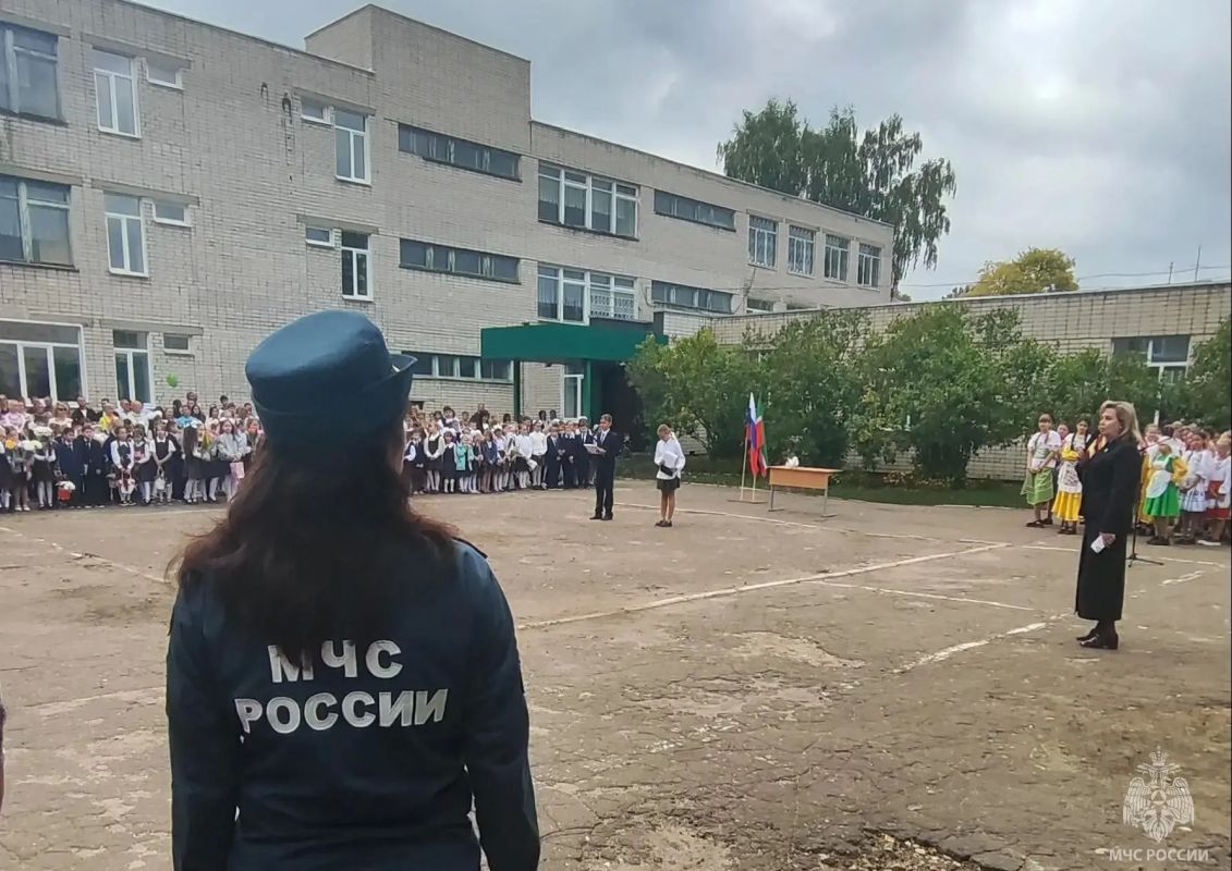 Сотрудники МЧС России обеспечивают безопасность в День знаний Сотрудники МЧС России обеспечивают безопасность в День знаний