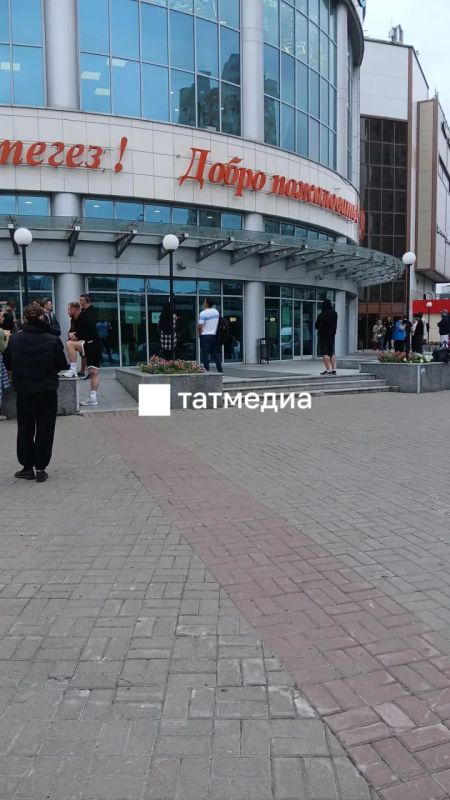 Сообщается, что в Казани также эвакуировали посетителей и работников «Бхетле» на улице Амирхана Сообщается, что в Казани также эвакуировали посетителей и работников «Бхетле» на улице Амирхана
