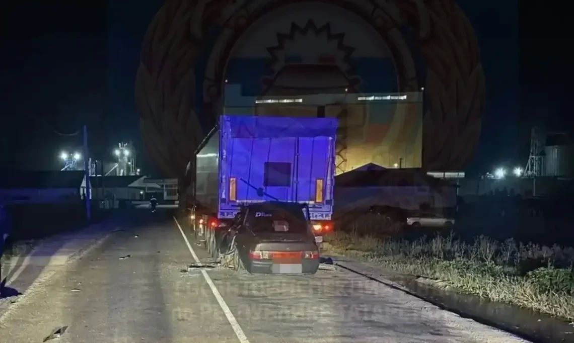 В Татарстане водитель ВАЗа погиб после столкновения со стоящим полуприцепом