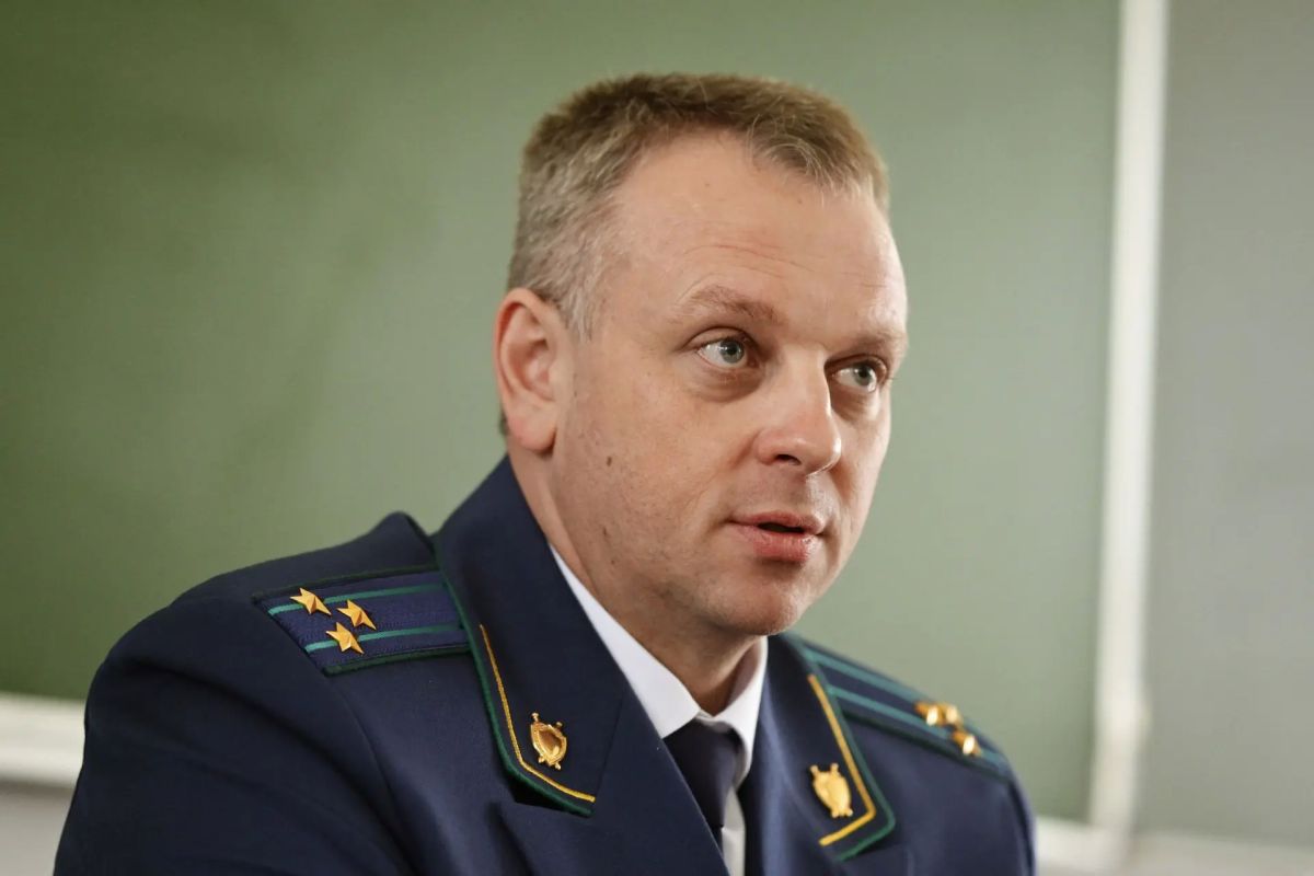 Начальник управления Генеральной прокуратуры Российской Федерации по Приволжскому федеральному округу принял участие в торжественной линейке, посвященной Дню знаний, в гимназии № 3 г. Казани Начальник управления Генеральной прокуратуры Российской Федерации по Приволжскому федеральному округу принял участие в торжественной линейке, посвященной Дню знаний, в гимназии № 3 г. Казани