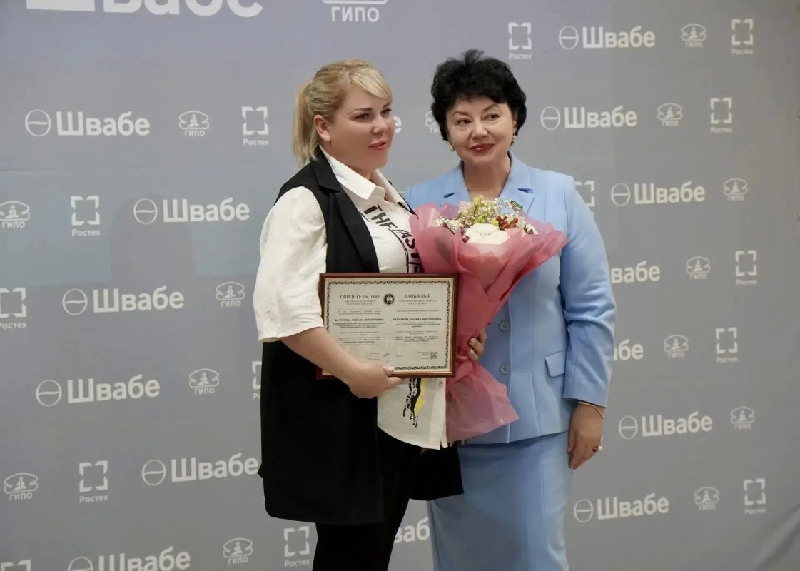 Лилия Маврина вручила сотрудникам ГИПО свидетельства о занесении на Электронную доску почета