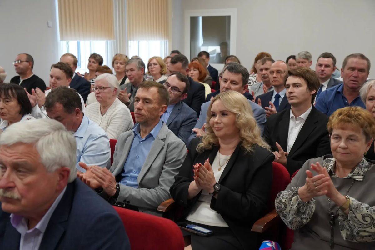 Лилия Маврина вручила сотрудникам ГИПО свидетельства о занесении на Электронную доску почета Лилия Маврина вручила сотрудникам ГИПО свидетельства о занесении на Электронную доску почета