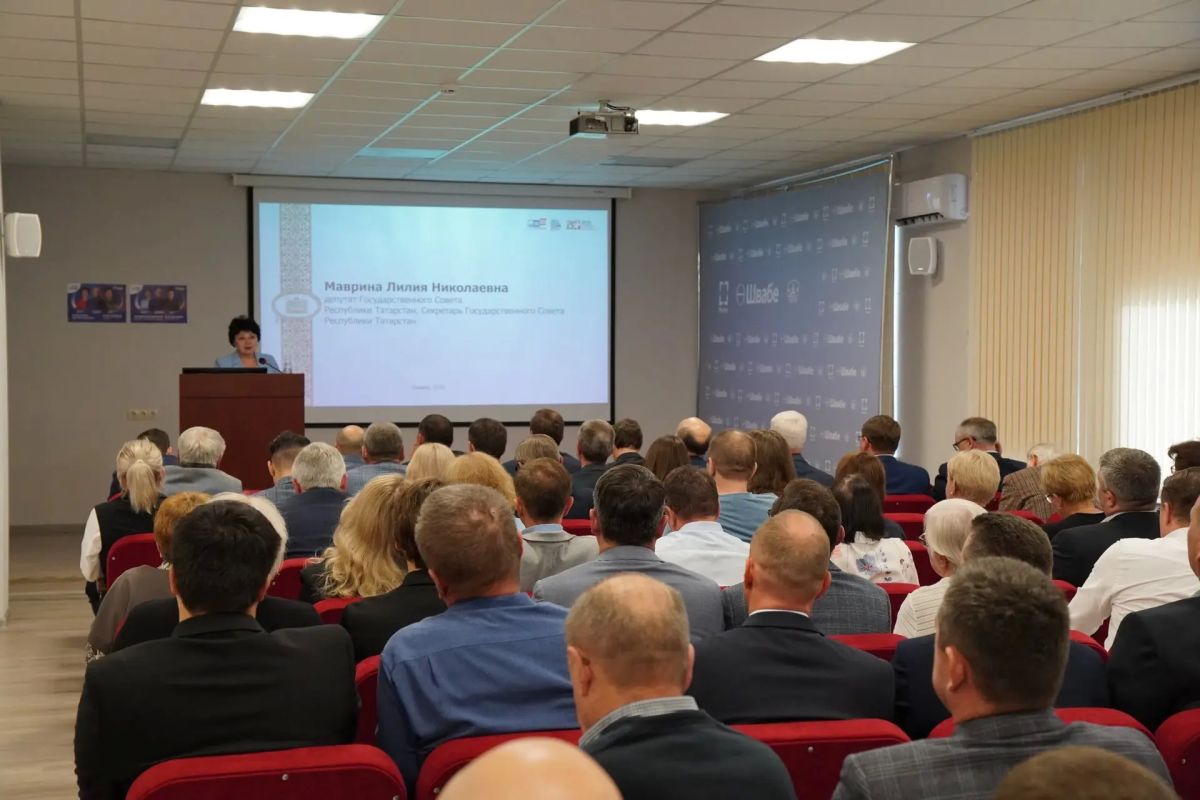 Лилия Маврина вручила сотрудникам ГИПО свидетельства о занесении на Электронную доску почета Лилия Маврина вручила сотрудникам ГИПО свидетельства о занесении на Электронную доску почета