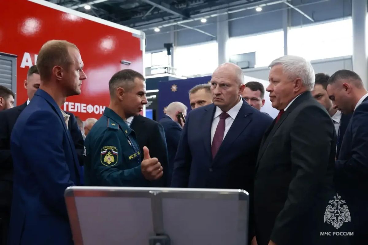 Фоторепортаж по итогам первого дня работы главы МЧС России Александра Куренкова на XVI Международном салоне «Комплексная безопасность» в Казани Фоторепортаж по итогам первого дня работы главы МЧС России Александра Куренкова на XVI Международном салоне «Комплексная безопасность» в Казани