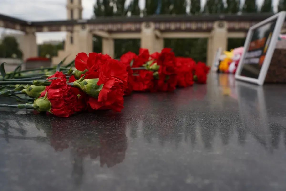 Депутаты Государственного Совета возложили цветы к Вечному огню в День памяти жертв терактов