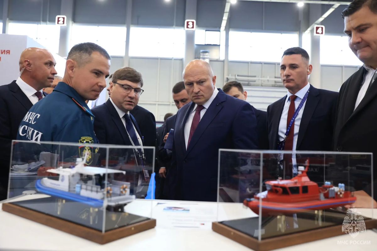 Фоторепортаж по итогам первого дня работы главы МЧС России Александра Куренкова на XVI Международном салоне «Комплексная безопасность» в Казани Фоторепортаж по итогам первого дня работы главы МЧС России Александра Куренкова на XVI Международном салоне «Комплексная безопасность» в Казани