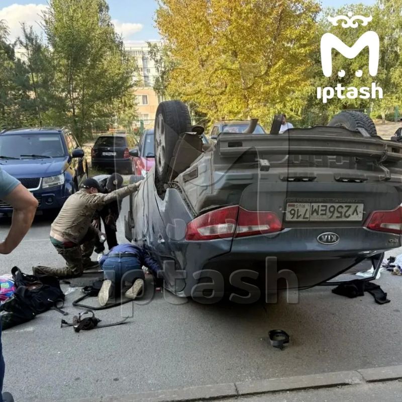 Водитель зацепил три машины и дважды перевернулся на Адоратского Водитель зацепил три машины и дважды перевернулся на Адоратского