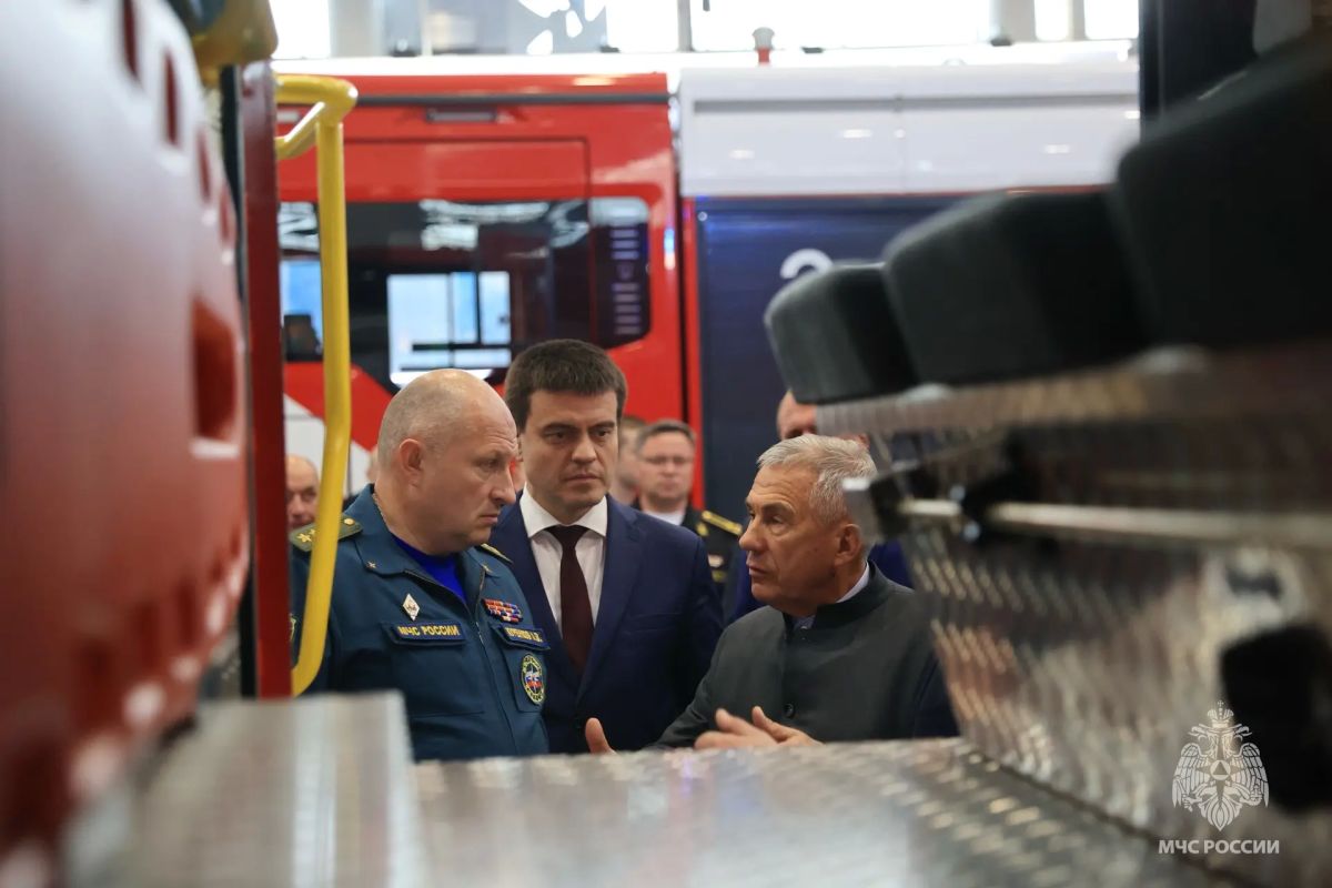 Главы МЧС России и Республики Татарстан осмотрели отечественные и зарубежные образцы техники и вооружения на салоне «Комплексная безопасность» Главы МЧС России и Республики Татарстан осмотрели отечественные и зарубежные образцы техники и вооружения на салоне «Комплексная безопасность»