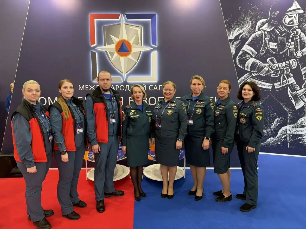 В рамках проекта «Научись спасать жизнь» Юлия Шойгу представила главе МЧС России Александру Куренкову и главе Республики Татарстан Рустаму Минниханову методические пособия по оказанию первой помощи В рамках проекта «Научись спасать жизнь» Юлия Шойгу представила главе МЧС России Александру Куренкову и главе Республики Татарстан Рустаму Минниханову методические пособия по оказанию первой помощи