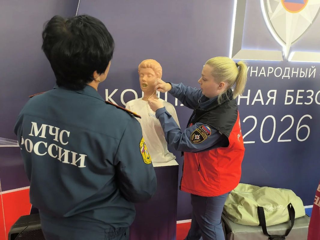 Психологи МЧС России учат всех желающих приёмам оказания первой помощи на площадке XVI Международного салона «Комплексная безопасность» Психологи МЧС России учат всех желающих приёмам оказания первой помощи на площадке XVI Международного салона «Комплексная безопасность»