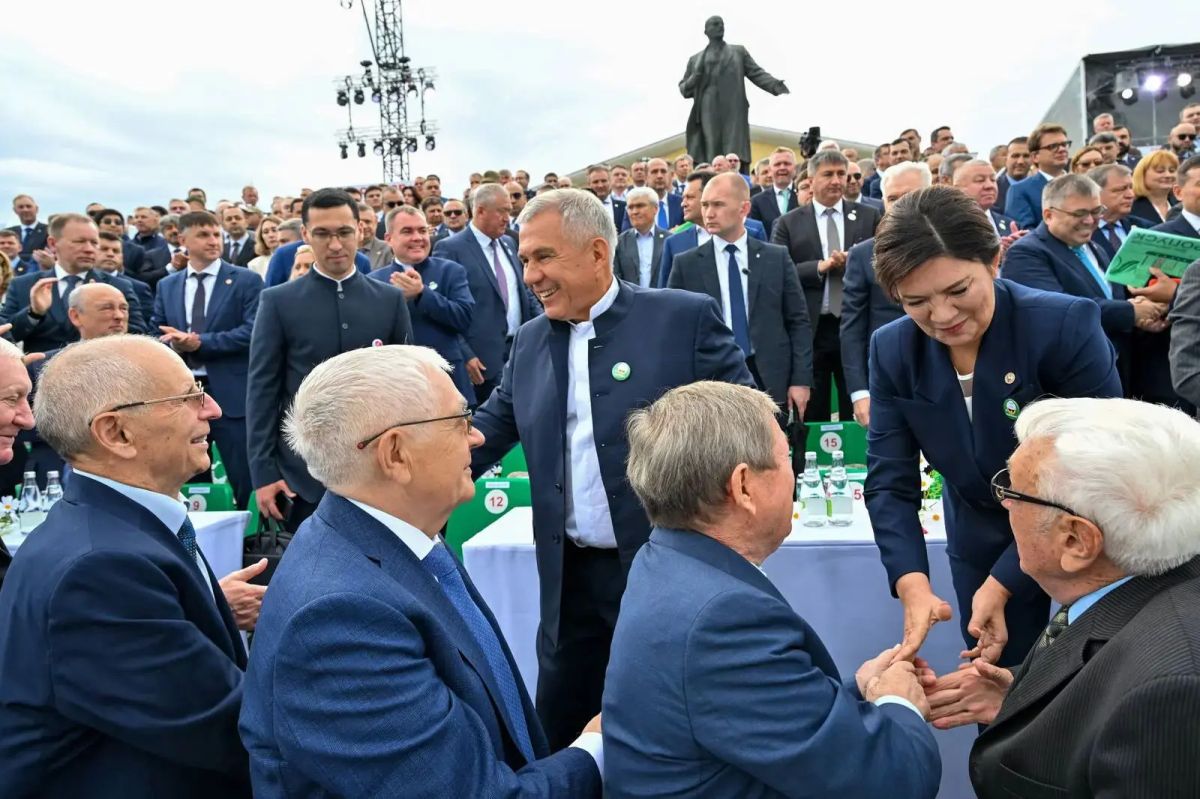 «Нефтяники и газовики Татарстана всегда достойно отвечали на самые сложные вызовы времени, обеспечивая страну стратегически важными ресурсами», – Рустам Минниханов «Нефтяники и газовики Татарстана всегда достойно отвечали на самые сложные вызовы времени, обеспечивая страну стратегически важными ресурсами», – Рустам Минниханов