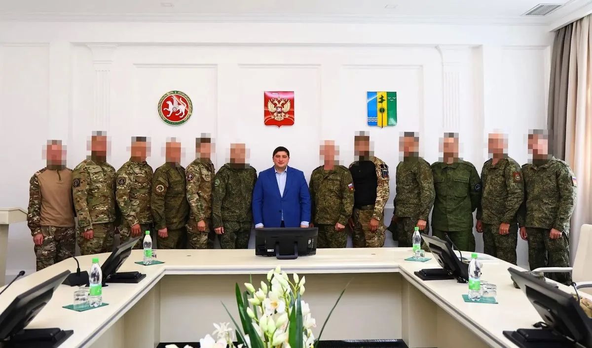 Мэр Нижнекамска Радмир Беляев по поручению главы Татарстана вручил благодарности бойцам мобильных огневых групп, которые защищают город от БПЛА