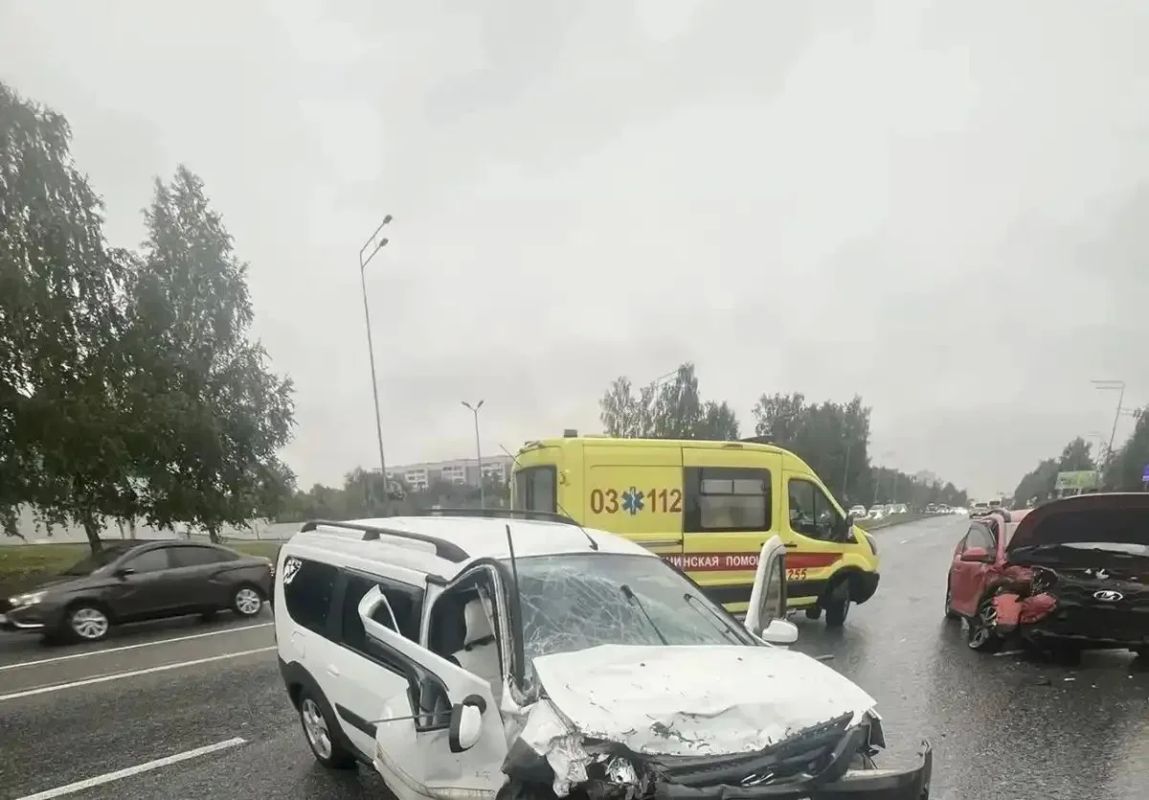 В Нижнекамске на пересечении улицы Менделеева и проспекта Вахитова произошло столкновение двух автомобилей — «Лада Искра» и «Лада Ларгус» В Нижнекамске на пересечении улицы Менделеева и проспекта Вахитова произошло столкновение двух автомобилей — «Лада Искра» и «Лада Ларгус»