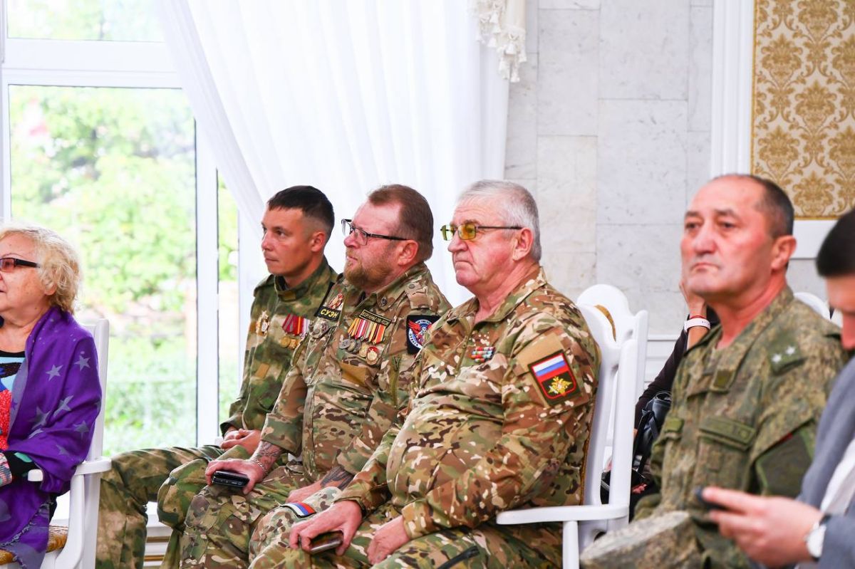 В Нижнекамске близким погибших военнослужащих вручили посмертные награды В Нижнекамске близким погибших военнослужащих вручили посмертные награды