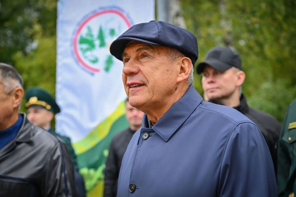 Рустам Минниханов вручил лесникам Татарстана новую спецтехнику Рустам Минниханов вручил лесникам Татарстана новую спецтехнику