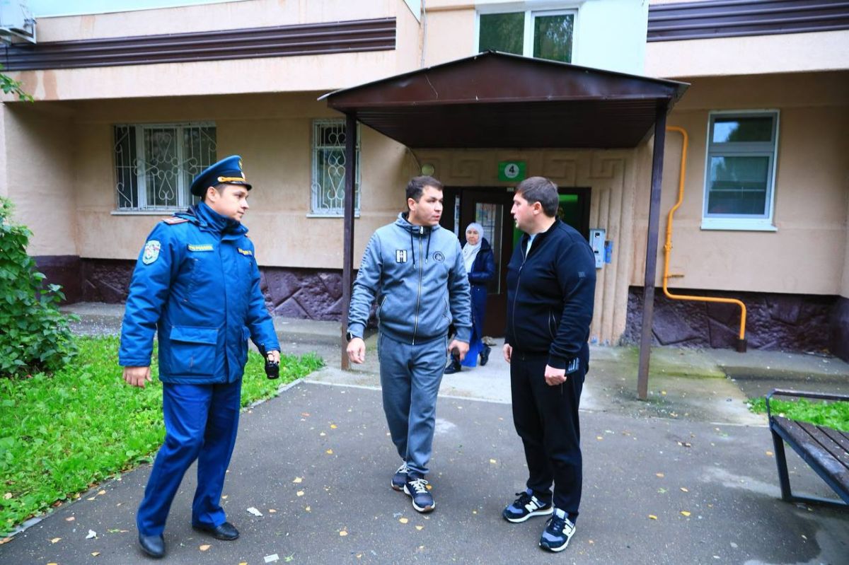 Жителей пострадавшего от атаки БПЛА дома в Нижнекамске разместили в школе, сообщил Радмир Беляев Жителей пострадавшего от атаки БПЛА дома в Нижнекамске разместили в школе, сообщил Радмир Беляев