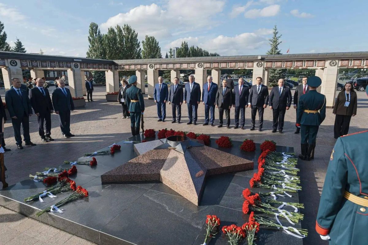 Память и единство: участники заседания Совета пенитенциарных служб СНГ почтили память героев в Казани Память и единство: участники заседания Совета пенитенциарных служб СНГ почтили память героев в Казани