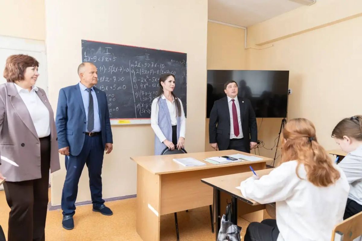 Радмир Беляев оценил изменения в Камских Полянах по республиканским и федеральным программам Радмир Беляев оценил изменения в Камских Полянах по республиканским и федеральным программам