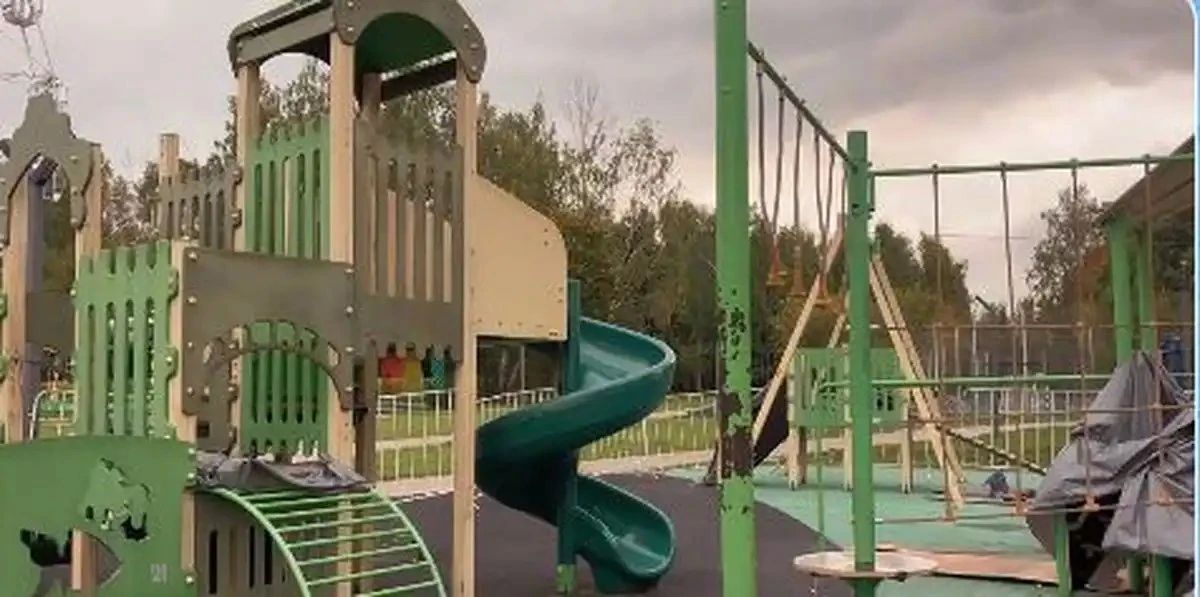 В Нижнекамске продолжается плановая реконструкция спортивных и игровых локаций в парке «Семья»