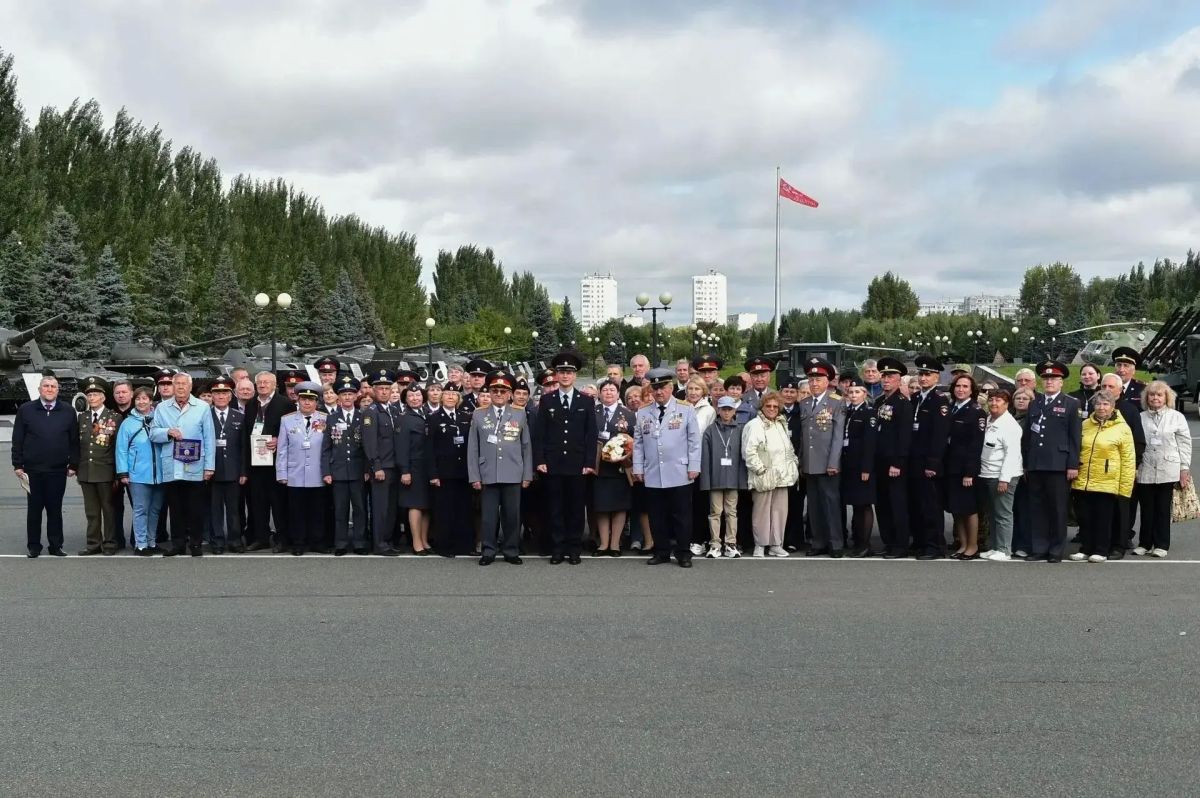 В Татарстан приехала делегация из 80 ветеранов ОВД и Внутренних войск Свердловской области во главе с председателем Совета ветеранов полковником милиции в отставке Владимиром Ралдугиным В Татарстан приехала делегация из 80 ветеранов ОВД и Внутренних войск Свердловской области во главе с председателем Совета ветеранов полковником милиции в отставке Владимиром Ралдугиным