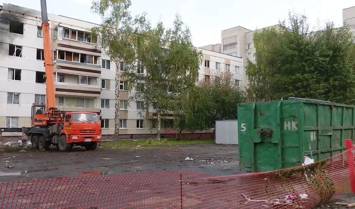 Сейчас в доме №71 на пр. Шинников, в который попал беспилотник, полным ходом идут демонтажные работы