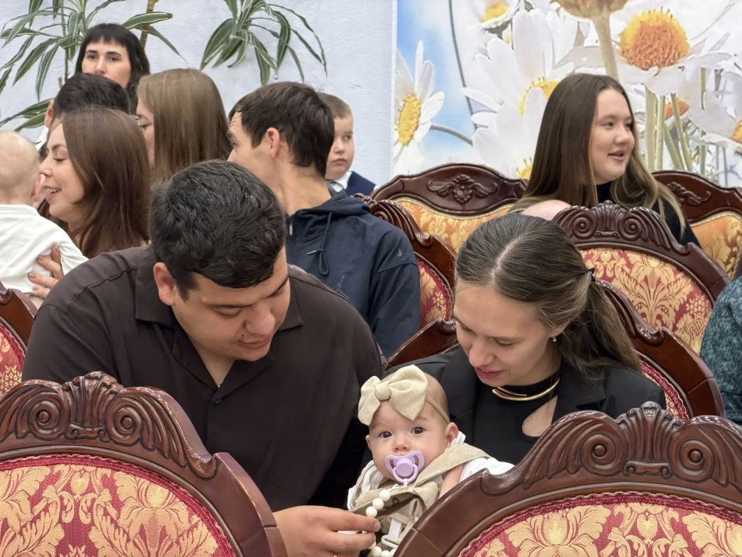 Марат Ахметов вручил семьям из Набережных Челнов сертификаты на материнский капитал Марат Ахметов вручил семьям из Набережных Челнов сертификаты на материнский капитал