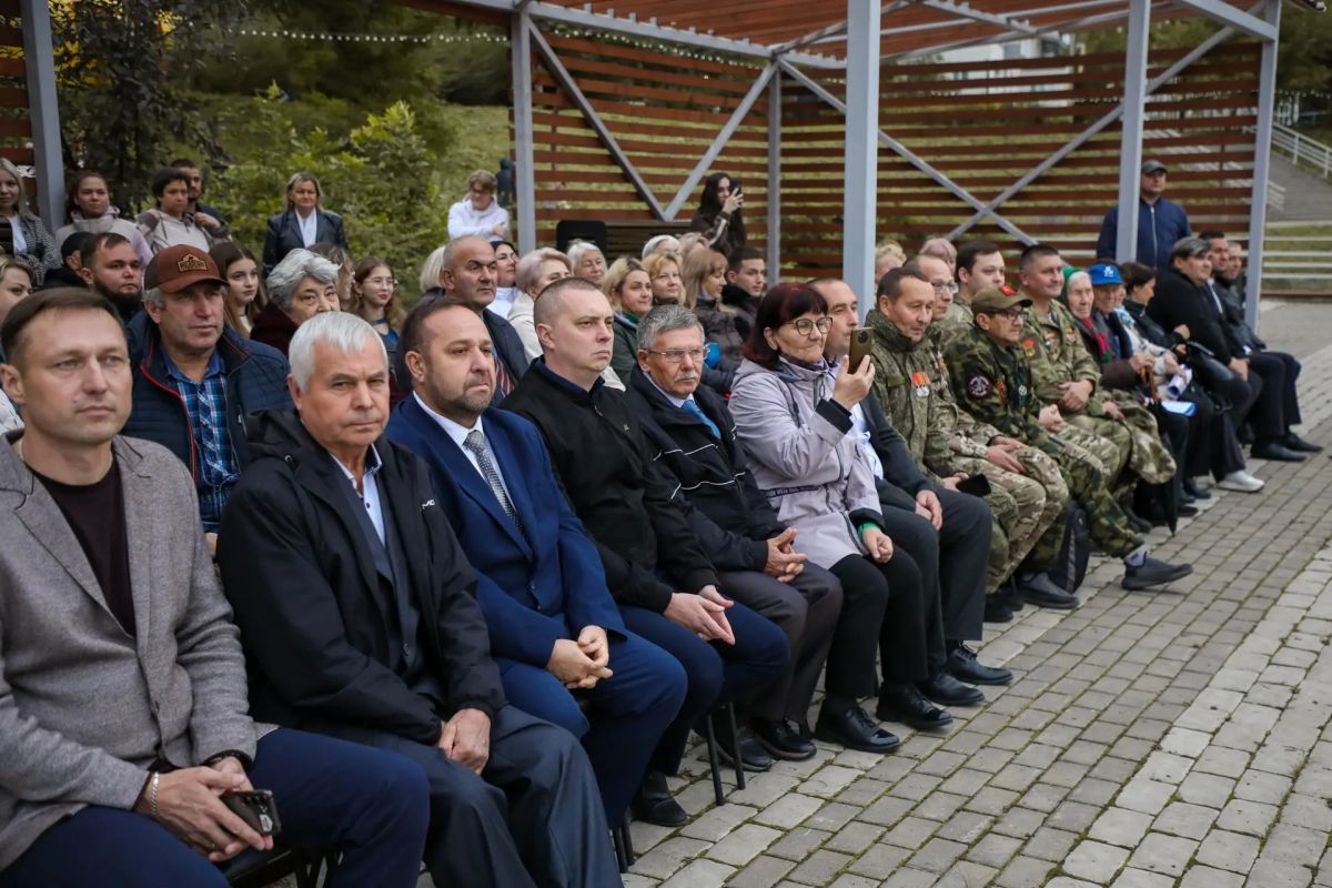 Юрий Камалтынов вручил бугульминцам свидетельства о занесении на Электронную доску почета РТ Юрий Камалтынов вручил бугульминцам свидетельства о занесении на Электронную доску почета РТ