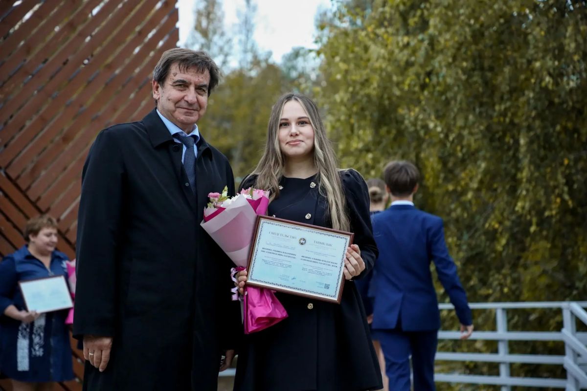 Юрий Камалтынов вручил бугульминцам свидетельства о занесении на Электронную доску почета РТ Юрий Камалтынов вручил бугульминцам свидетельства о занесении на Электронную доску почета РТ