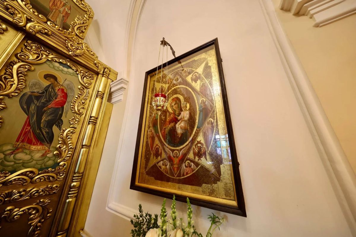 В праздник иконы Божией Матери «Неопалимая Купина» митрополит Кирилл совершил Литургию в нижнем храме Петропавловского собора Казани В праздник иконы Божией Матери «Неопалимая Купина» митрополит Кирилл совершил Литургию в нижнем храме Петропавловского собора Казани