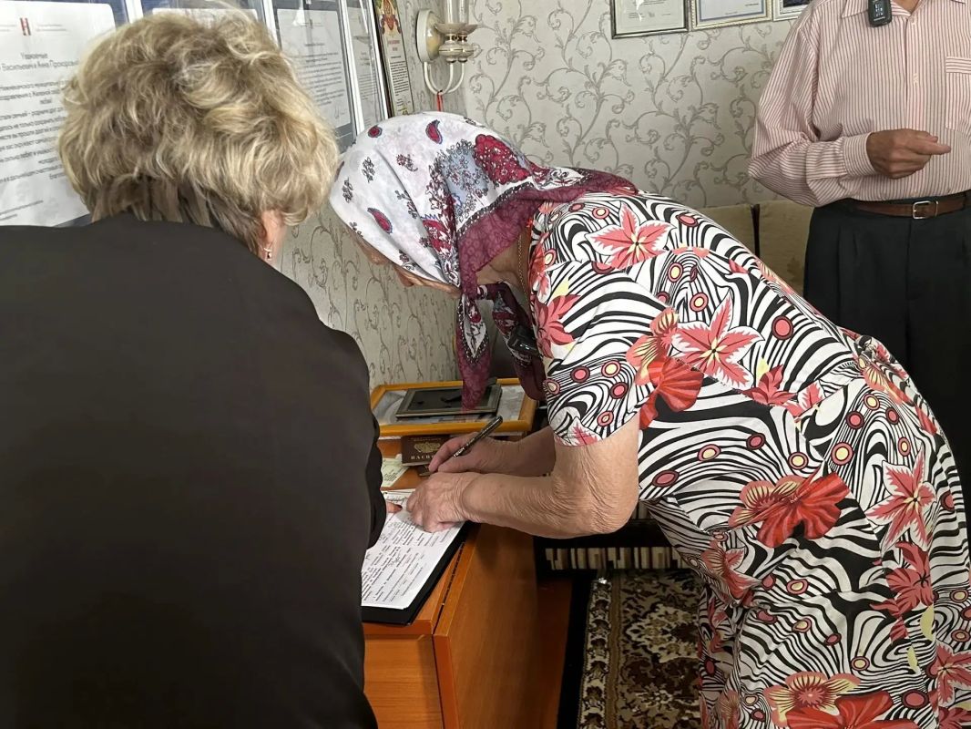 Первостроитель и почетный гражданин Нижнекамска Иван Васильевич Коршин вместе с супругой Анной Прохоровной проголосовал на дому Первостроитель и почетный гражданин Нижнекамска Иван Васильевич Коршин вместе с супругой Анной Прохоровной проголосовал на дому