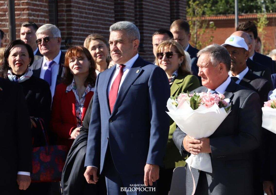 В Казани торжественно открыли памятник Учителю В Казани торжественно открыли памятник Учителю