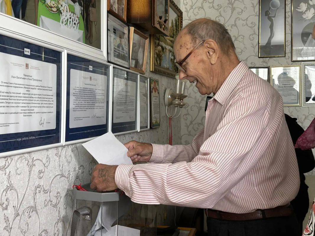 Первостроитель и почетный гражданин Нижнекамска Иван Васильевич Коршин вместе с супругой Анной Прохоровной проголосовал на дому Первостроитель и почетный гражданин Нижнекамска Иван Васильевич Коршин вместе с супругой Анной Прохоровной проголосовал на дому