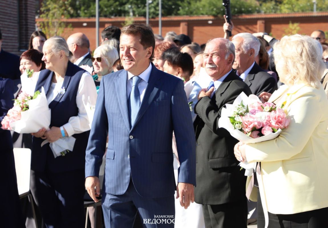 В Казани торжественно открыли памятник Учителю В Казани торжественно открыли памятник Учителю