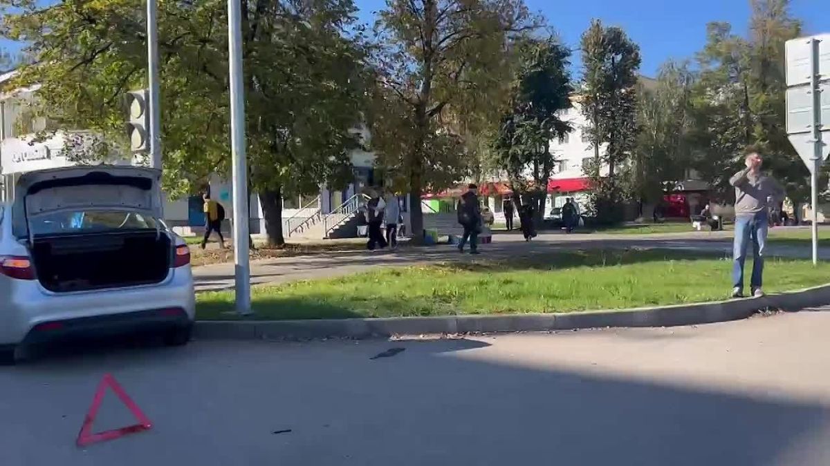 У ТЦ «Дан» легковушка снесла дорожный знак, сообщает корреспондент НТР 24