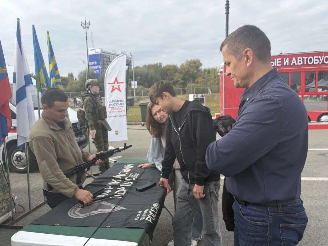 Сегодня на празднике «Время быть вместе» возле Центра семьи «Казан», который продлится до 22:00, работает выездной пункт набора на военную службу по контракту Сегодня на празднике «Время быть вместе» возле Центра семьи «Казан», который продлится до 22:00, работает выездной пункт набора на военную службу по контракту