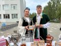 На избирательном участке во 2-й гимназии имени Баки Урманче сегодня особенно оживлённо — здесь проходит большая благотворительная ярмарка, организованная родителями и учениками