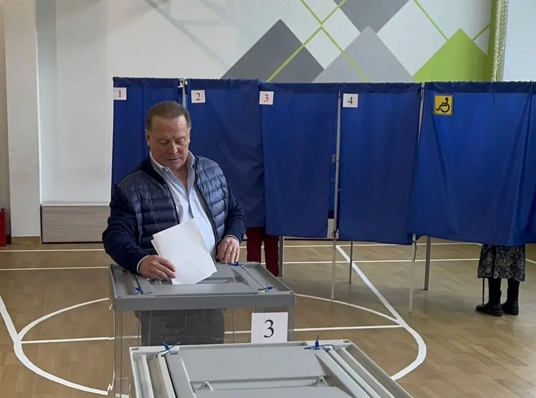 Айдар Метшин проголосовал на выборах депутатов Госдумы на избирательном участке в посёлке Красный Ключ Айдар Метшин проголосовал на выборах депутатов Госдумы на избирательном участке в посёлке Красный Ключ