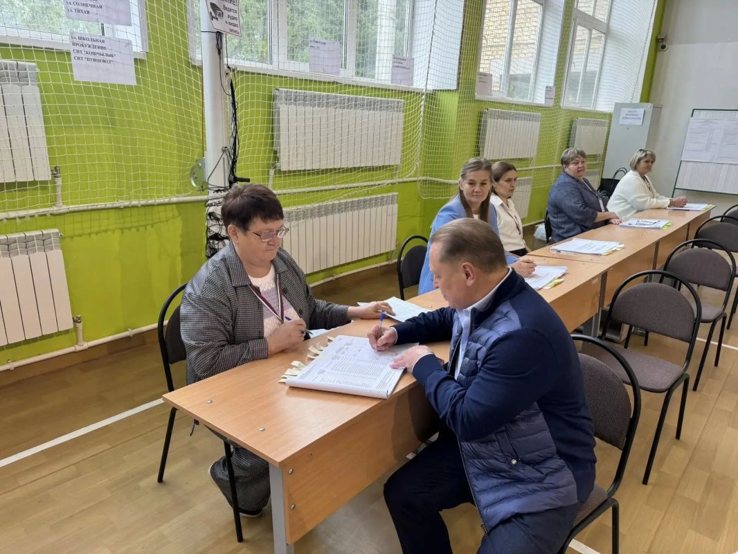 Айдар Метшин проголосовал на выборах депутатов Госдумы на избирательном участке в посёлке Красный Ключ Айдар Метшин проголосовал на выборах депутатов Госдумы на избирательном участке в посёлке Красный Ключ